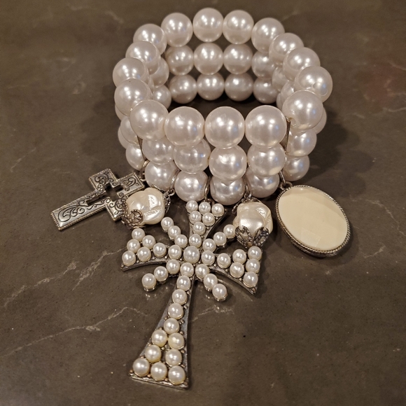 Stretch faux pearl bracelet with crosses - Picture 6 of 6